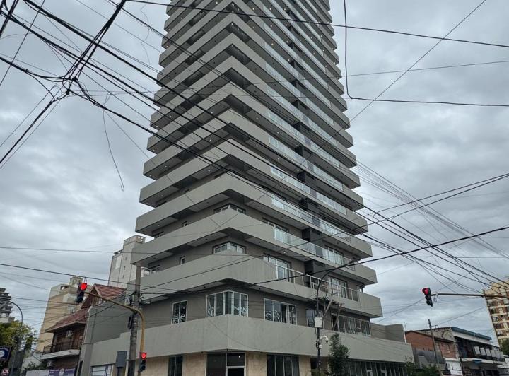 EN ALQUILER DTO 2 AMB A ESTRENAR C/ COCH. OPC. EXCELENTE ESTADO Y UBIC. EN LANUS