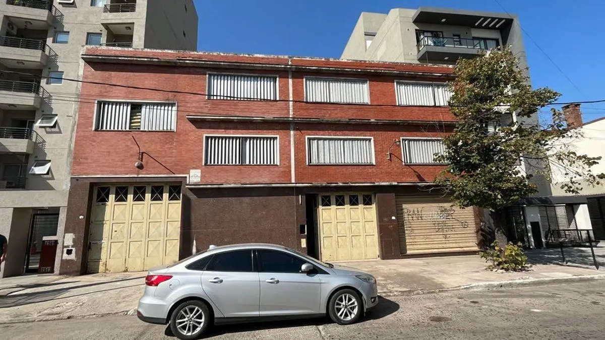 EN VENTA GALPON DE APROX 495 MTS2 CON DEPOSITO, OFICINAS Y MONTACXARGA EN LANUS O 3