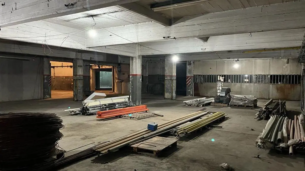 EN VENTA GALPON DE APROX 495 MTS2 CON DEPOSITO, OFICINAS Y MONTACXARGA EN LANUS O 5