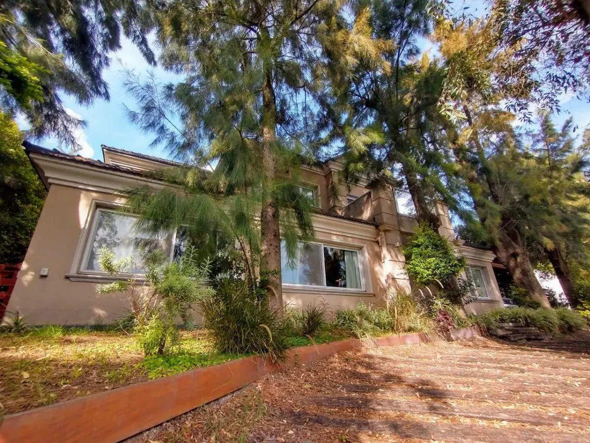EN ALQUILER CHALET 7 AMB CON DETALLES DE CATEGORIA EN BARRIO PRIVADO EN ADROGUE 4