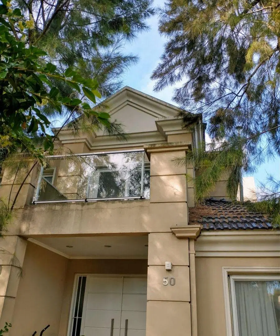 EN ALQUILER CHALET 7 AMB CON DETALLES DE CATEGORIA EN BARRIO PRIVADO EN ADROGUE 2