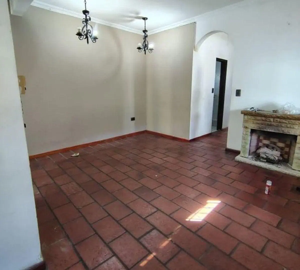 EN ALQUILER CHALET 3 AMB CON COCHERA P/ 2 AUTOS, PATIO C/ PILETA Y PARRILLA EN LANUS O 4