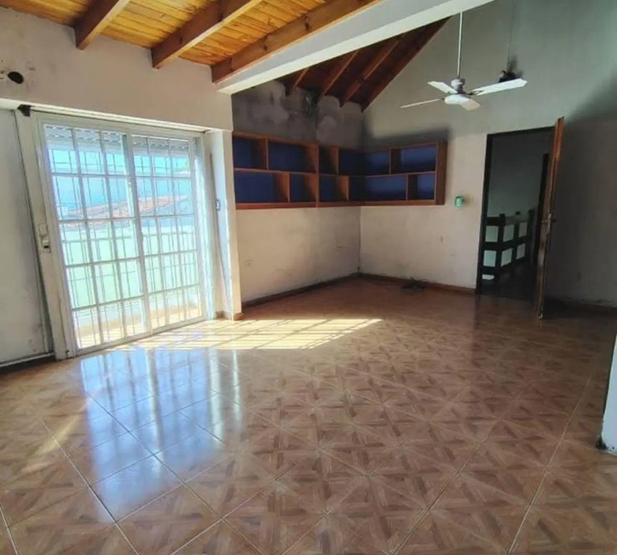 EN ALQUILER CHALET 3 AMB CON COCHERA P/ 2 AUTOS, PATIO C/ PILETA Y PARRILLA EN LANUS O 3