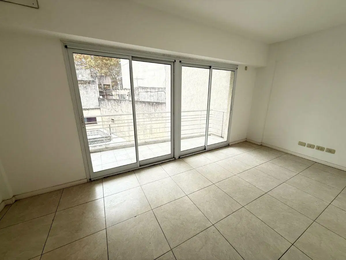 EN ALQUILER DPTO 2 AMB CON BALCON EN EDIF CONTRAFTE EN LANUS O (037) 4