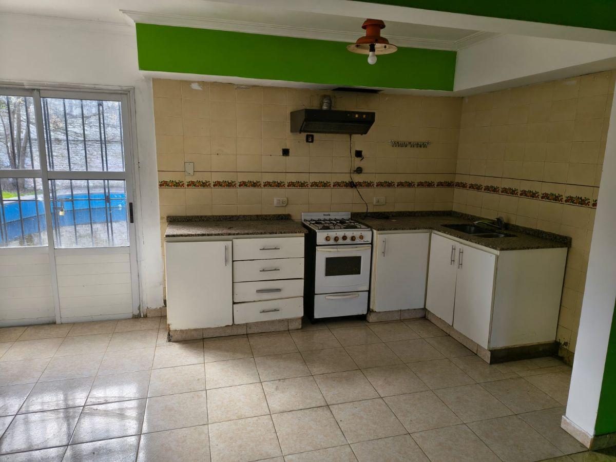Foto de EN VENTA CHALET 5 AMB CON JARDIN, GGE, FDO LIBRE, QUINCHO Y PILETA EN, imagen 5