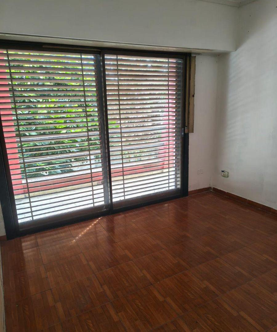 Foto de EN VENTA CHALET 5 AMB CON JARDIN, GGE, FDO LIBRE, QUINCHO Y PILETA EN, imagen 4