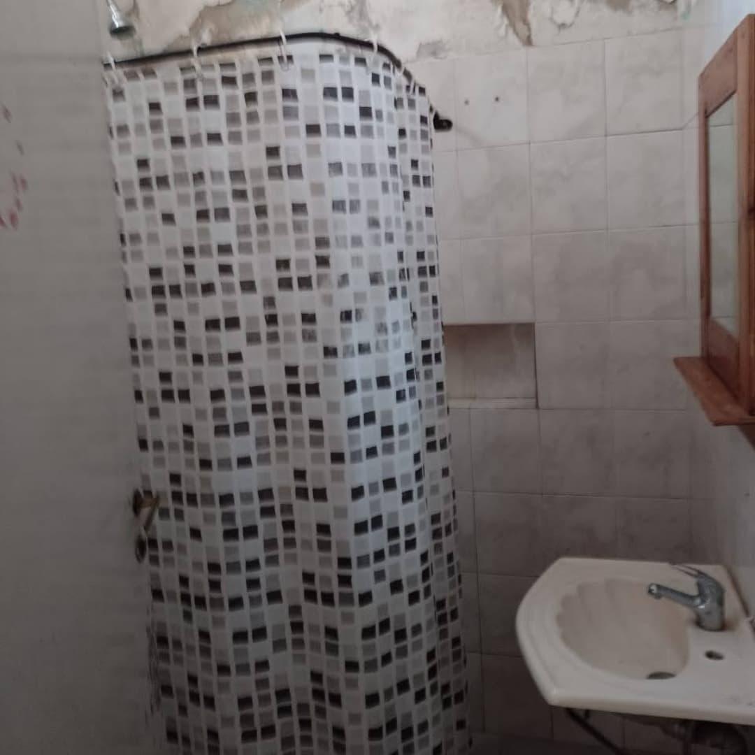 Lote de 20 x 38 con casa a refaccionar, en 148 entre 42 y 43 de La Plata.