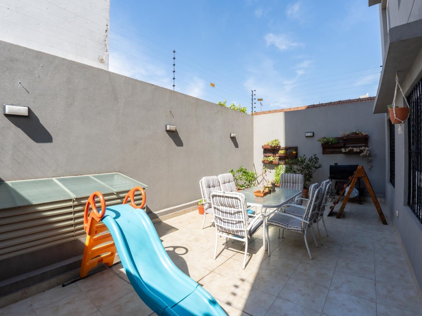 Foto de 3 AMB EN SEMI PISO CONTRA FRENTE CON PATIO 8.40 X 3.95MTS, imagen 3