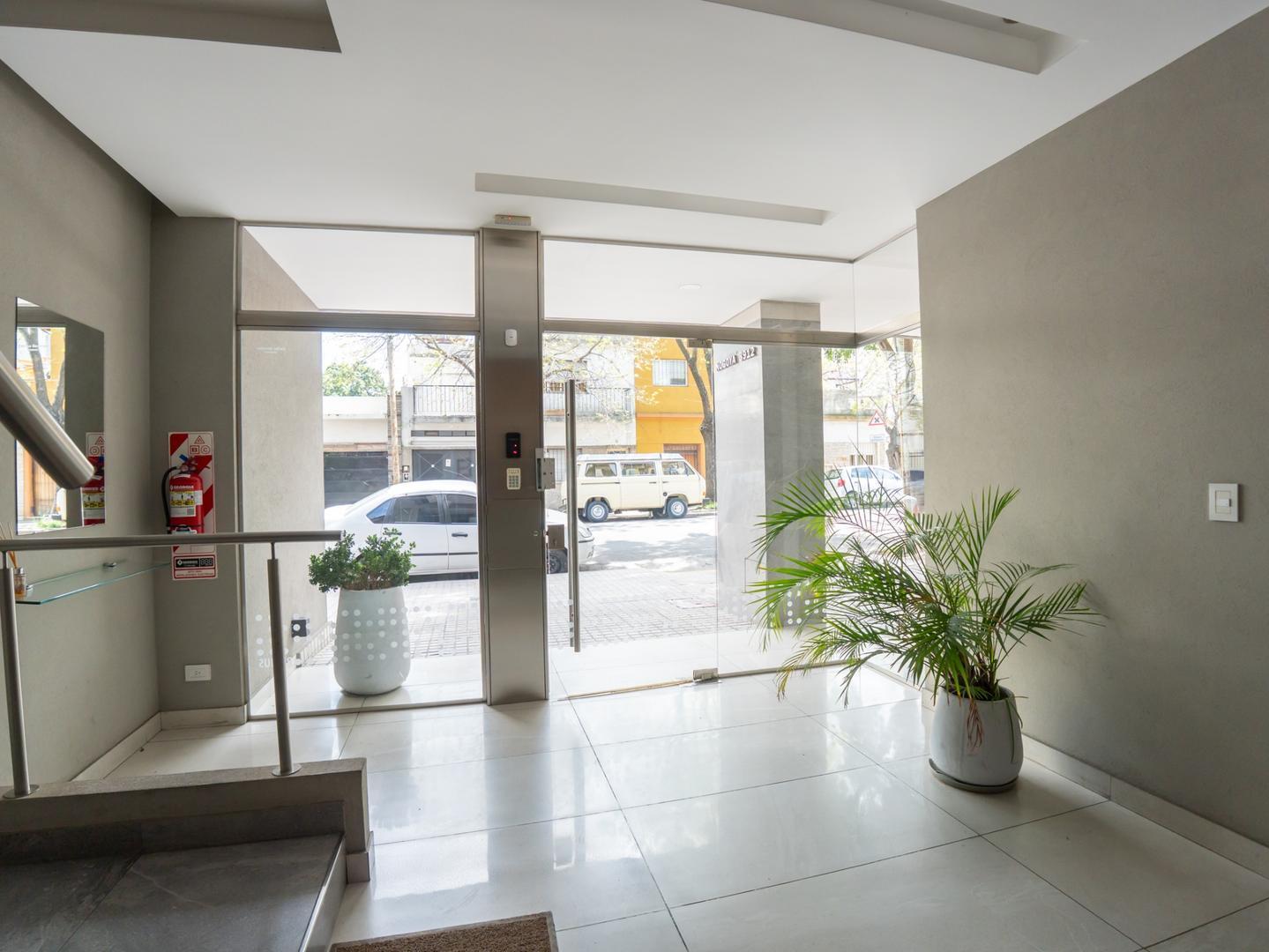 Foto de 3 AMB EN SEMI PISO CONTRA FRENTE CON PATIO 8.40 X 3.95MTS, imagen 2