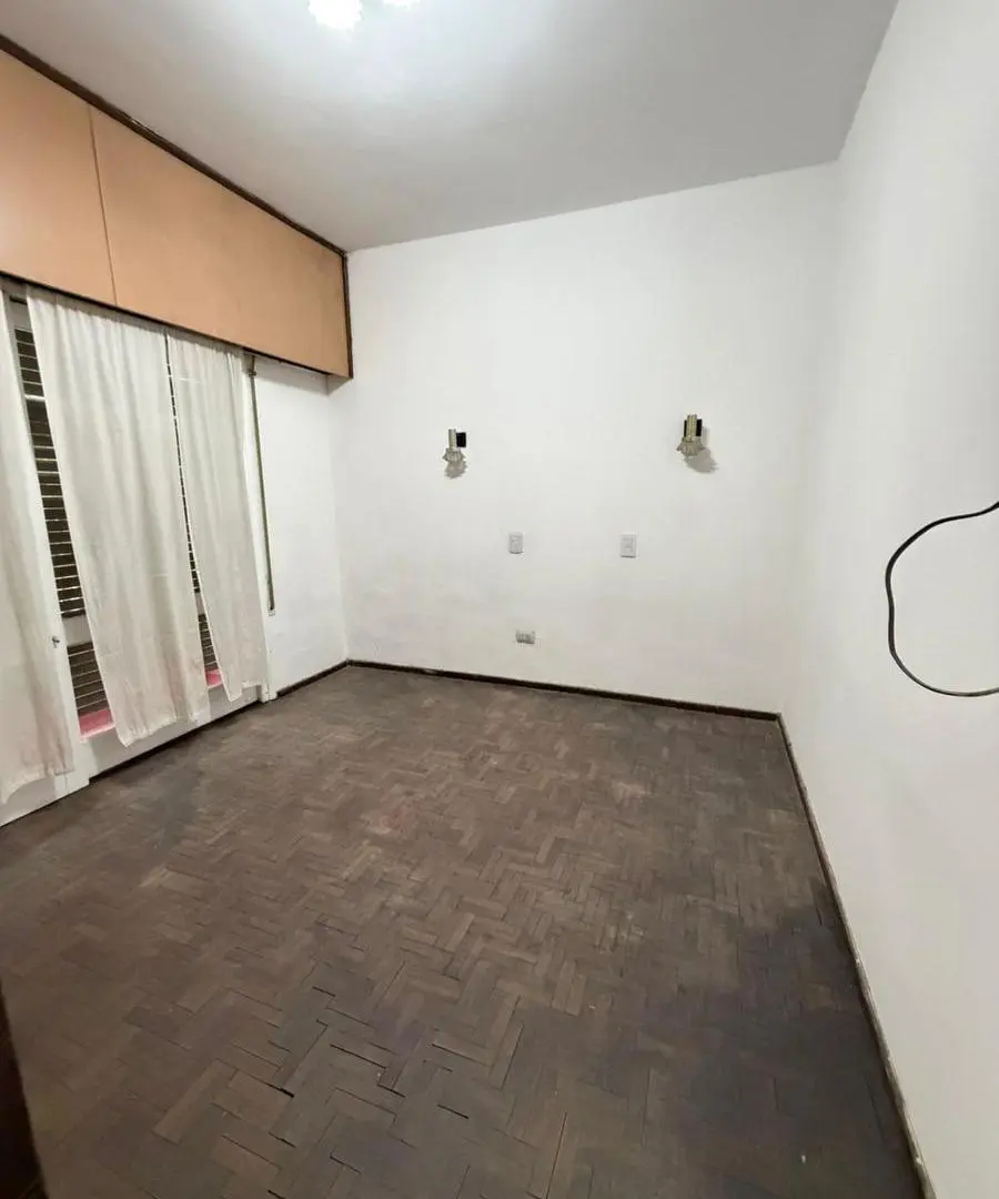 CASA PLANTA ALTA  UN DORMITORIOS / PERON 5200 2