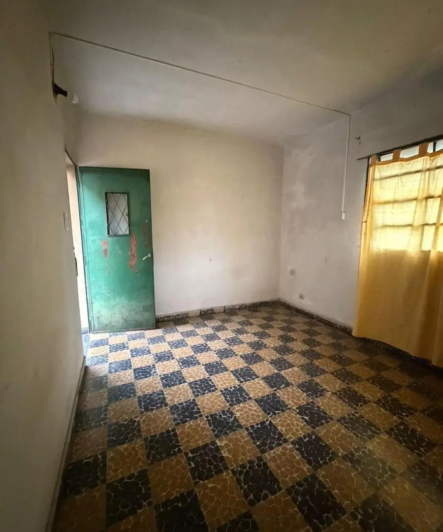 CASA PLANTA ALTA  UN DORMITORIOS / PERON 5200 3