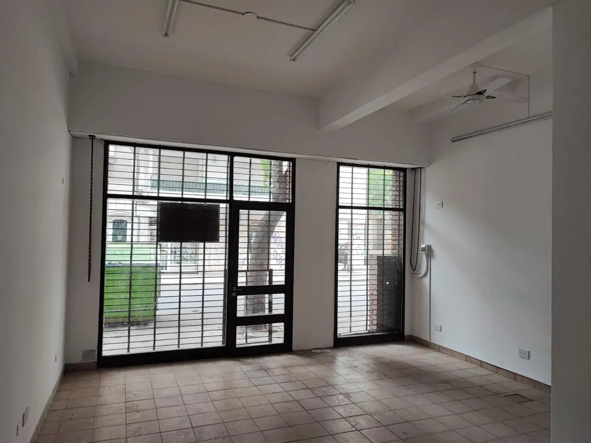 LOCAL COMERCIAL / MORENO 400 4
