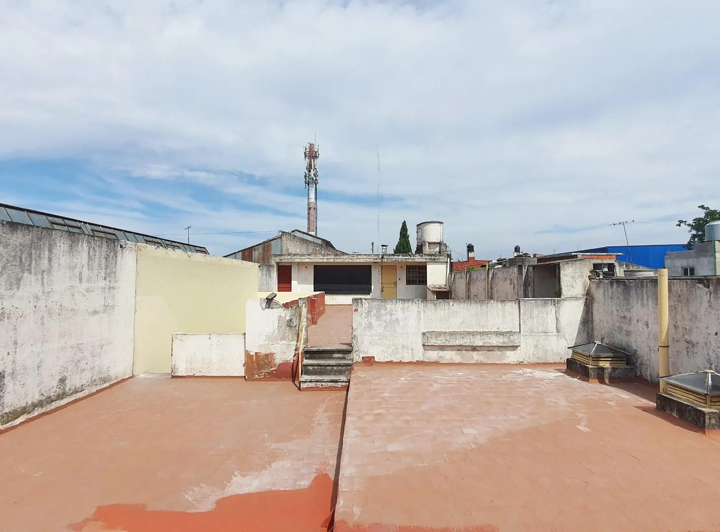 IMPRESIONANATE GALPÓN + VIVIENDA C/GGE 745m2 tot. DOBLE LOTE!!! 17.37M X 39.14M 4