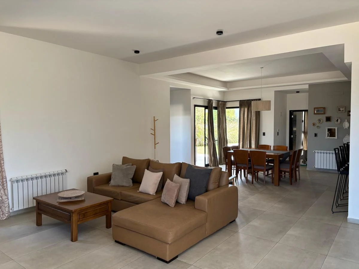 Venta de casa 3 dormitorios, en una planta en B° Las Cañitas - Malagueño