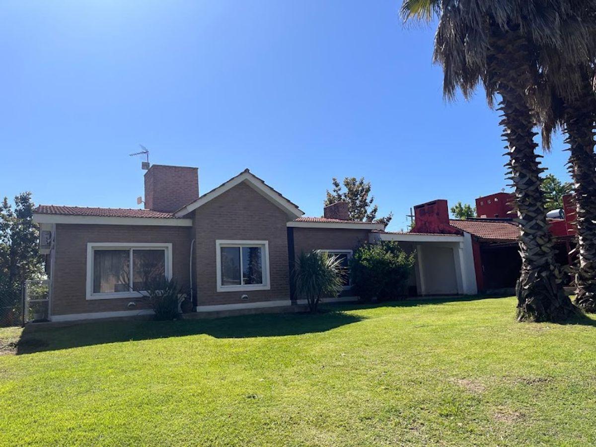 Venta de casa en B° cerrado San Isidro, 3 dormitorios Planta Baja - Apto Credito