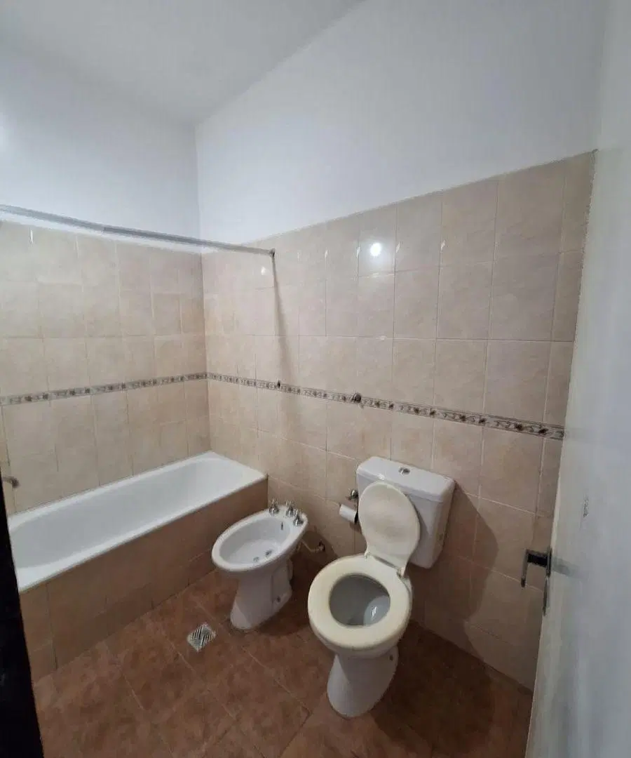 Alquiler casa tres dormitorios barrio Jardín 5