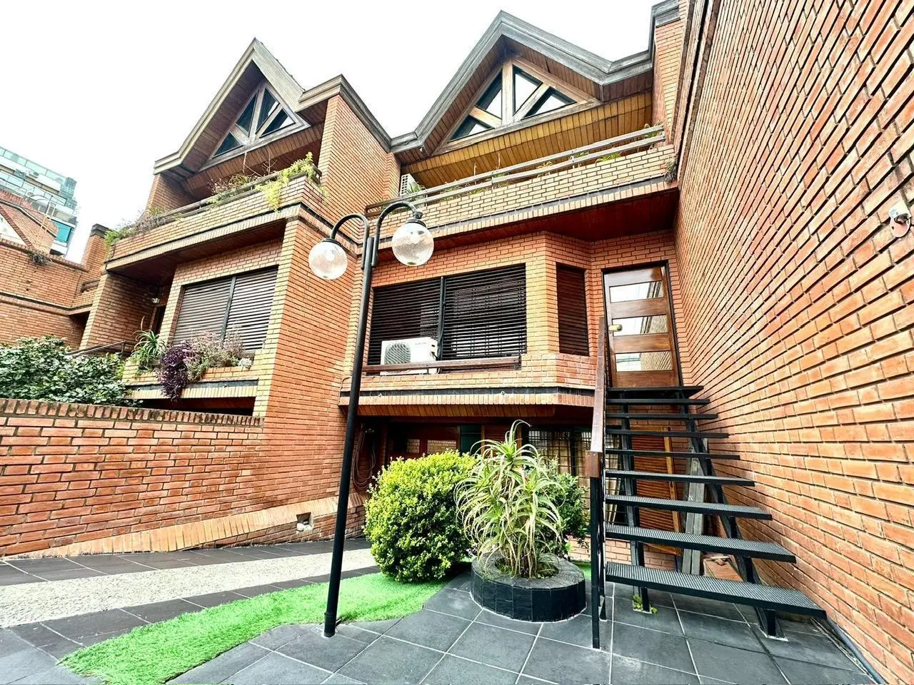 CASA / DUPLEX 4 AMBIENTES CON DEPENDENCIA, COCHERA, PISCINA Y JARDIN EN BARRACAS VENTA 5