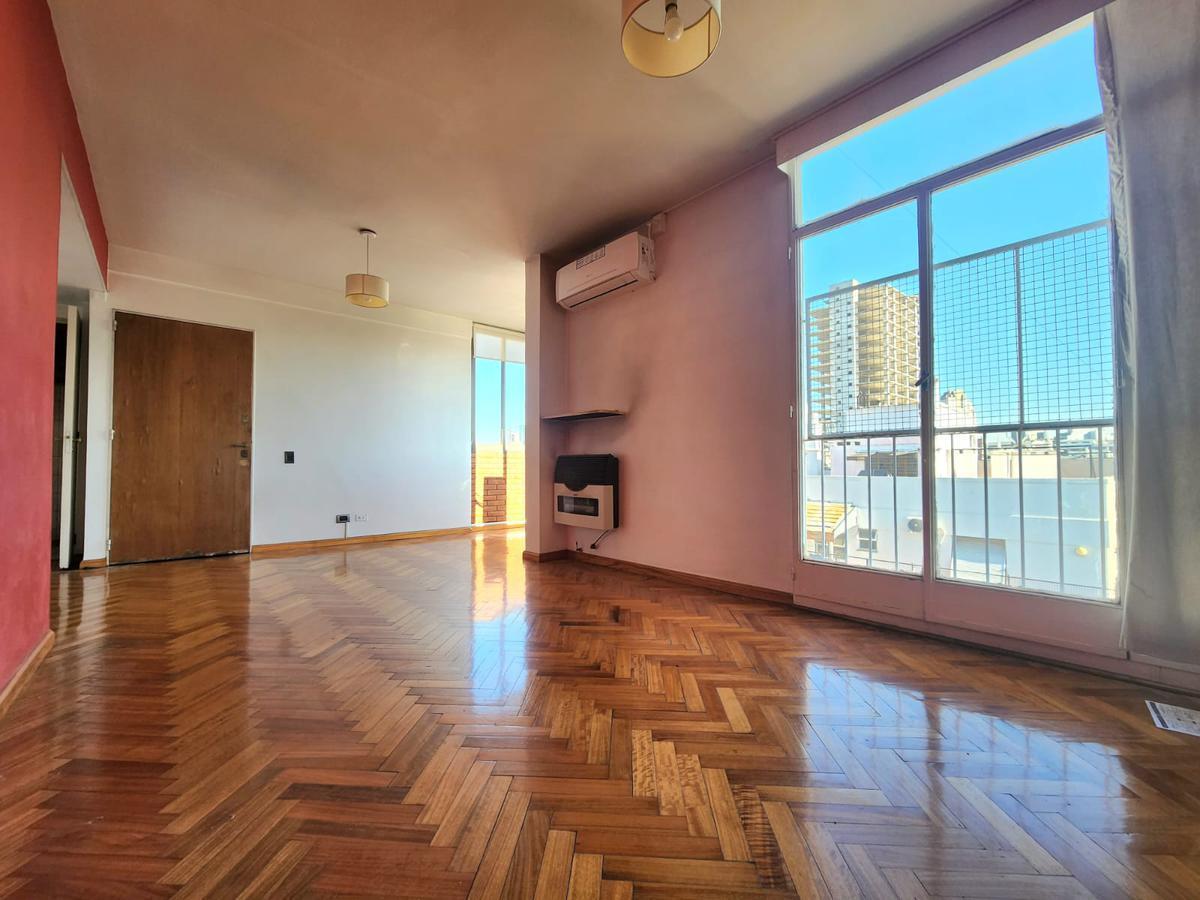 DEPARTAMENTO 3 AMBIENTES CON DEPENDENCIA Y COCHERA FIJA EN BARRACAS ALQUILER