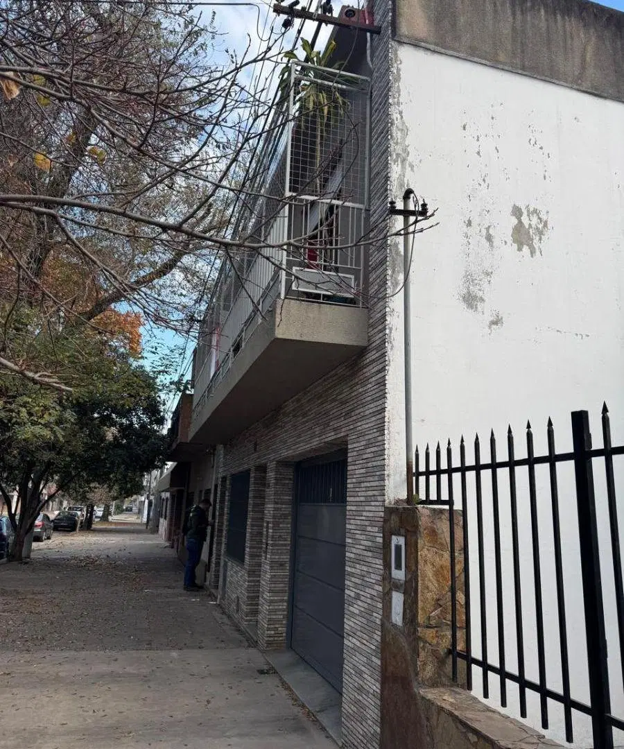 CASA EN PLANTA ALTA UNICA GUTEMBERG 546 3