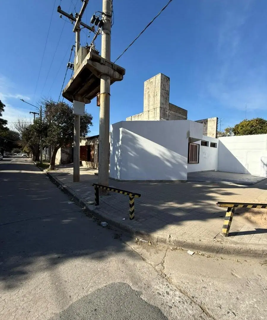VENDO CASA ESQUINA CON GRAN POTENCIAL - ALTAMIRA 3