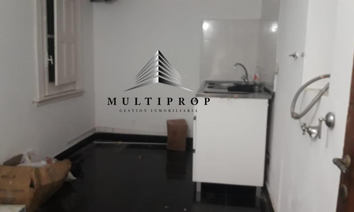 En Venta en Block Local + Oficinas Dos Pisos de 140 m Reconquista Al 900 1