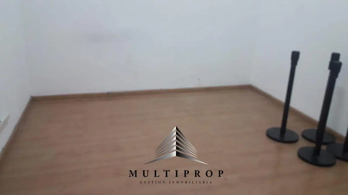 EN ALQUILER OFICINAS DOS PISOS DE 140 MTS C/U RECONQUISTA AL 900 3