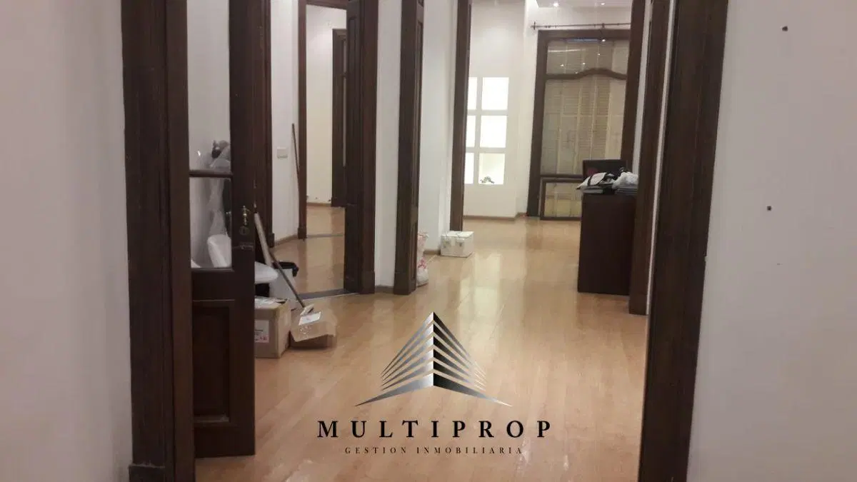 EN ALQUILER OFICINAS DOS PISOS DE 140 MTS C/U RECONQUISTA AL 900 4