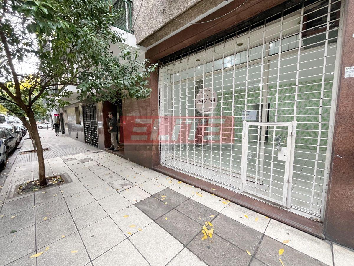 Gran local con 3 despachos, a metros av Corrientes y av Pueyrredon