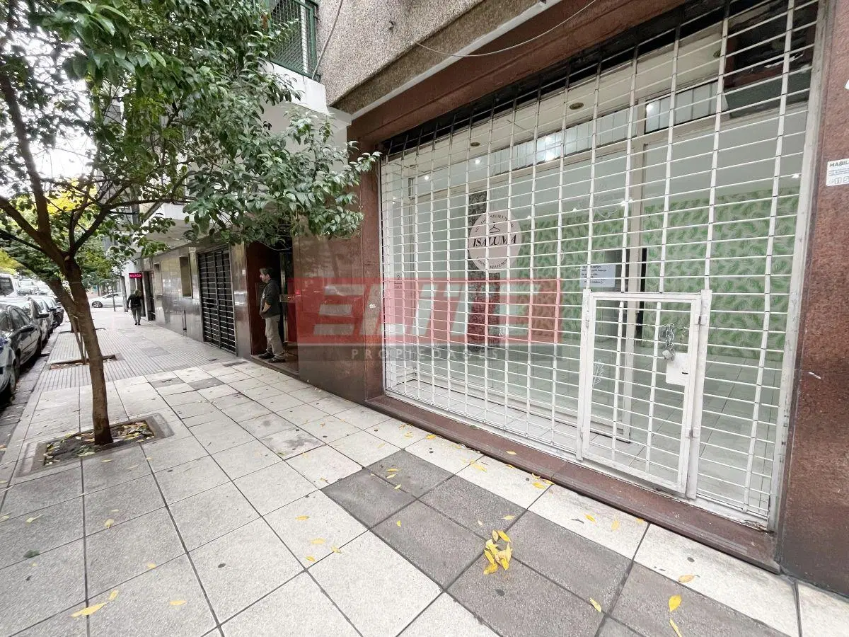 Gran local con 3 despachos, a metros av Corrientes y av Pueyrredon 4