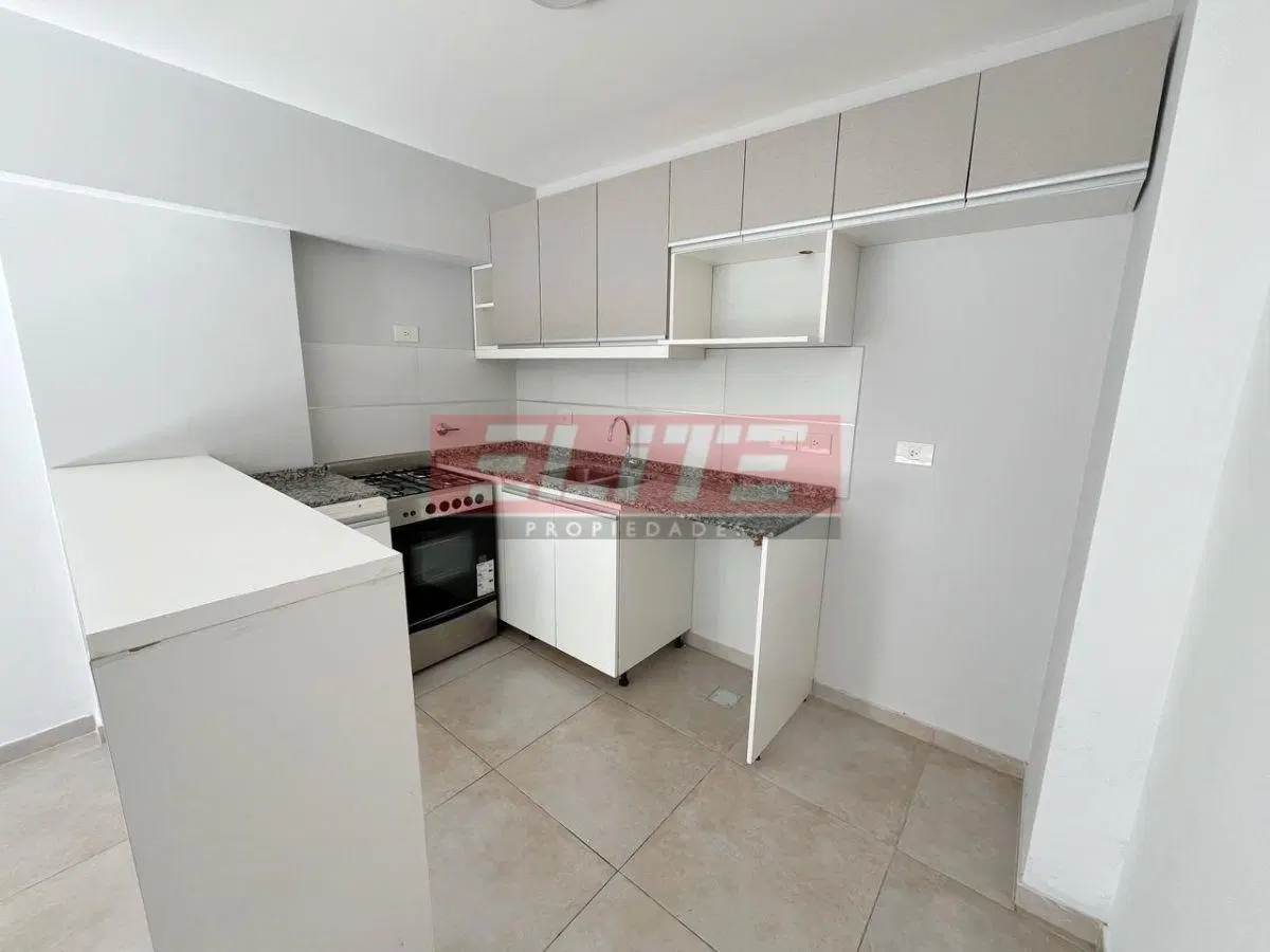 Depto 2 amb solo uso profesional con balcon aterrazado al frente 4