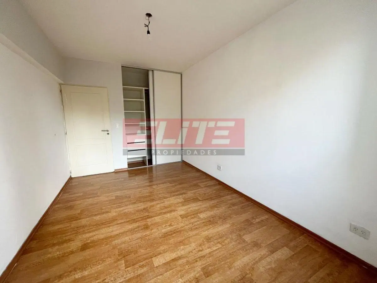 Depto 2 amb solo uso profesional con balcon aterrazado al frente 5