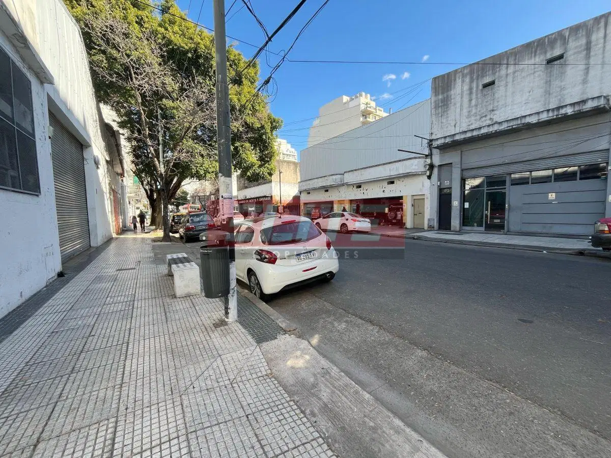Depósito y Local en 3 plantas sobre Av. Jonte 5