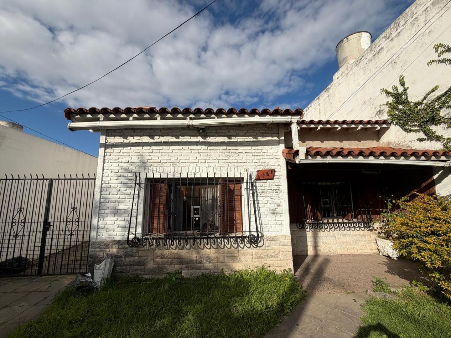 Foto de Venta. Casa 4 Ambientes. Jardin. Cochera. Esquiu 1700., imagen 1