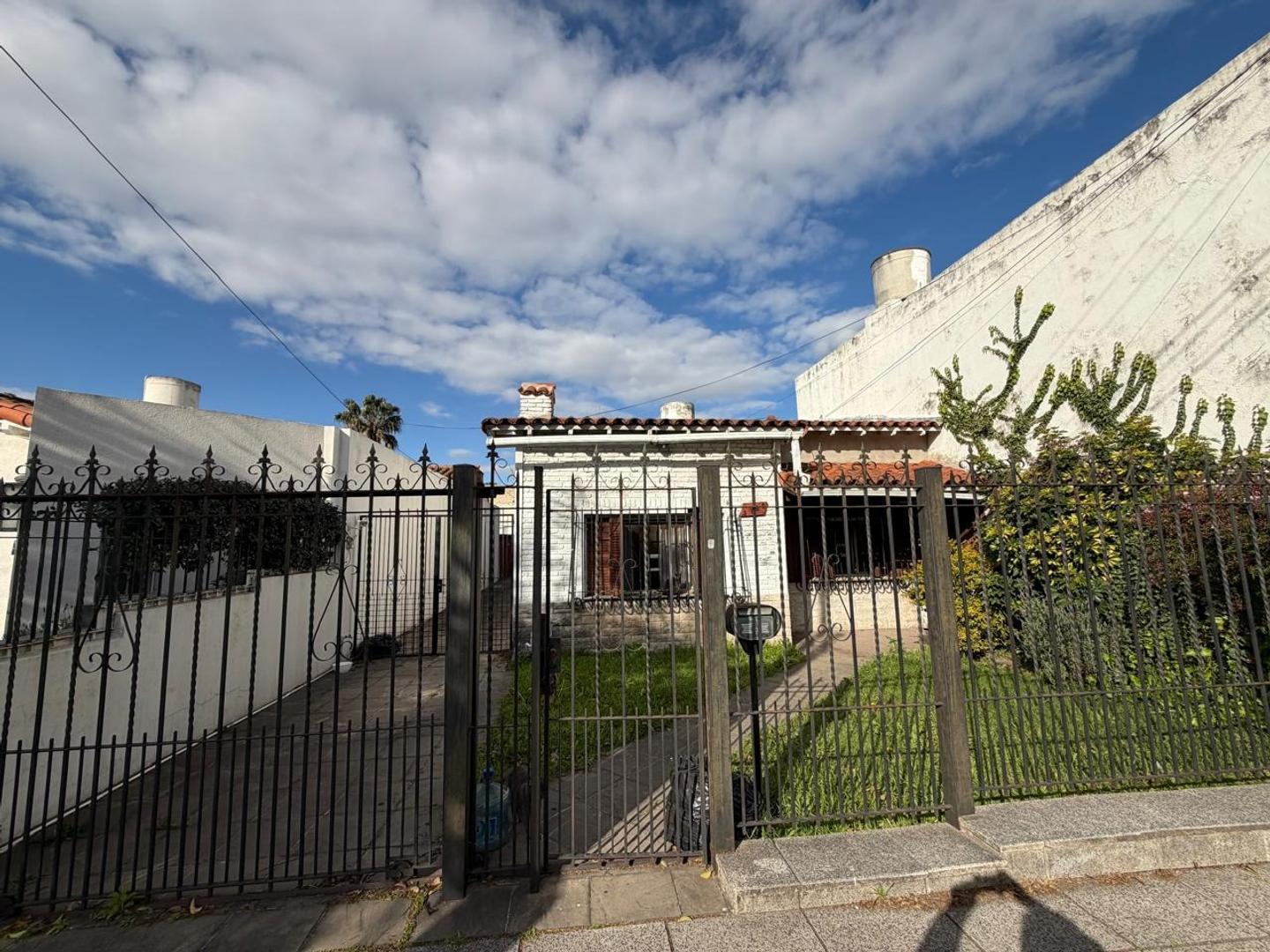 Foto de Venta. Casa 4 Ambientes. Jardin. Cochera. Esquiu 1700., imagen 2