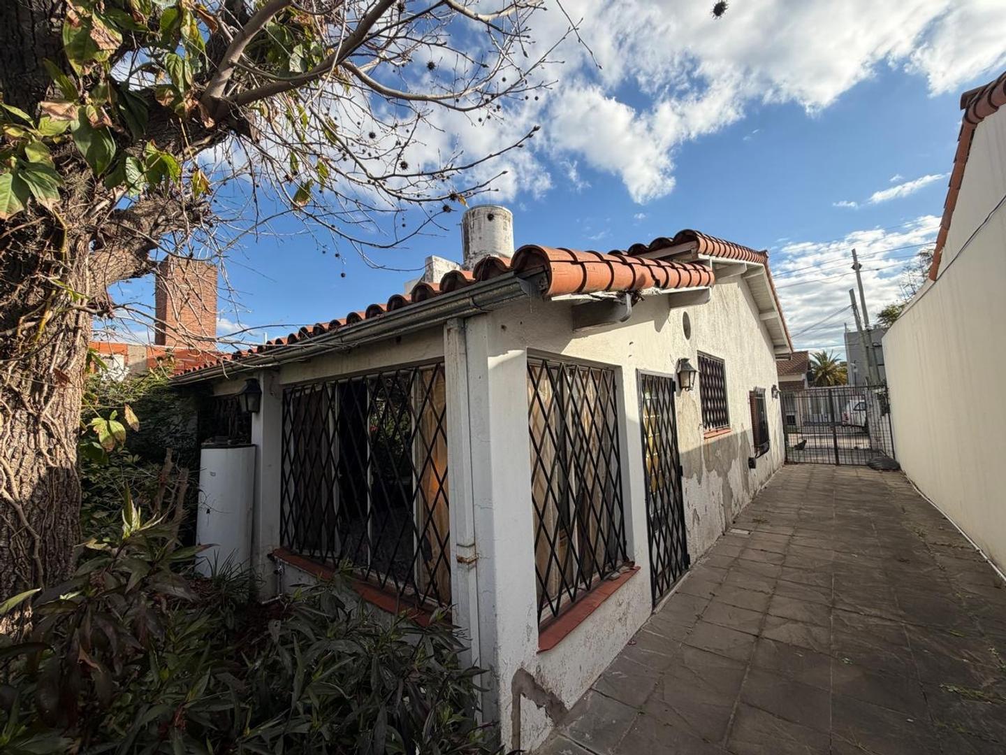Foto de Venta. Casa 4 Ambientes. Jardin. Cochera. Esquiu 1700., imagen 3