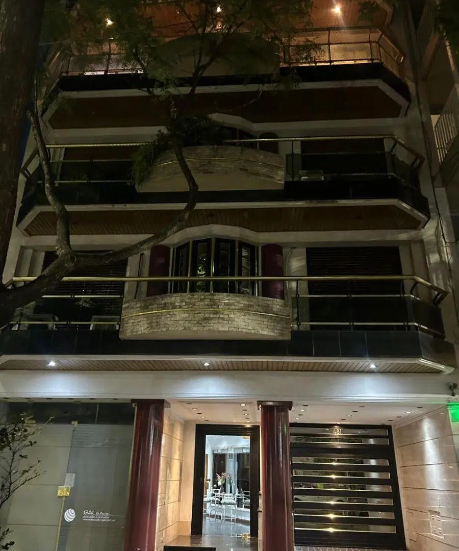 hermoso departamento 3 ambientes al frente con cochera y dependencia 2