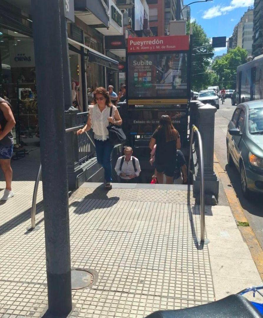Foto de EXCELENTE LOCAL SOBRE AV CORRIENTES CASI AV PUEYRREDON, imagen 2