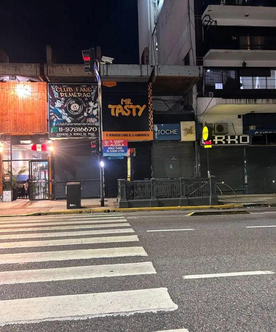 EXCELENTE LOCAL SOBRE AV CORRIENTES CASI AV PUEYRREDON 4