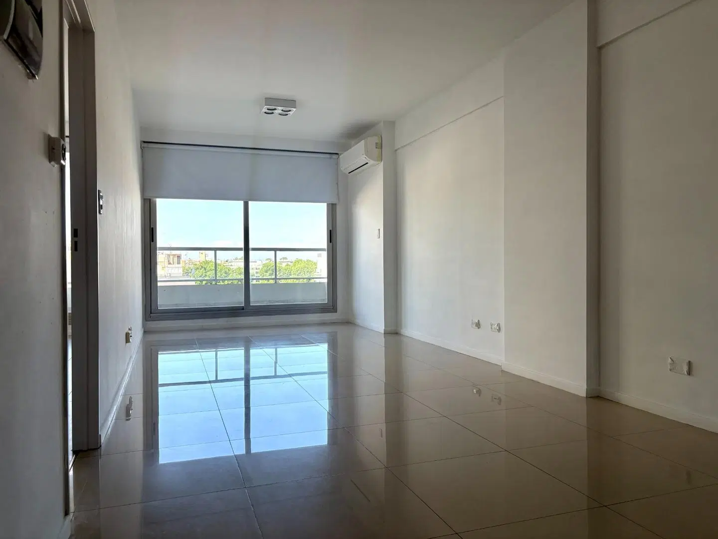 2 Ambientes - Cochera. Piso Alto. Muy Luminoso 3