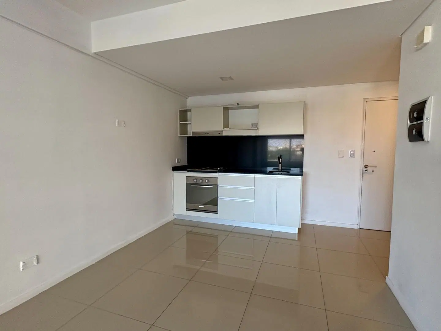 2 Ambientes - Cochera. Piso Alto. Muy Luminoso 5