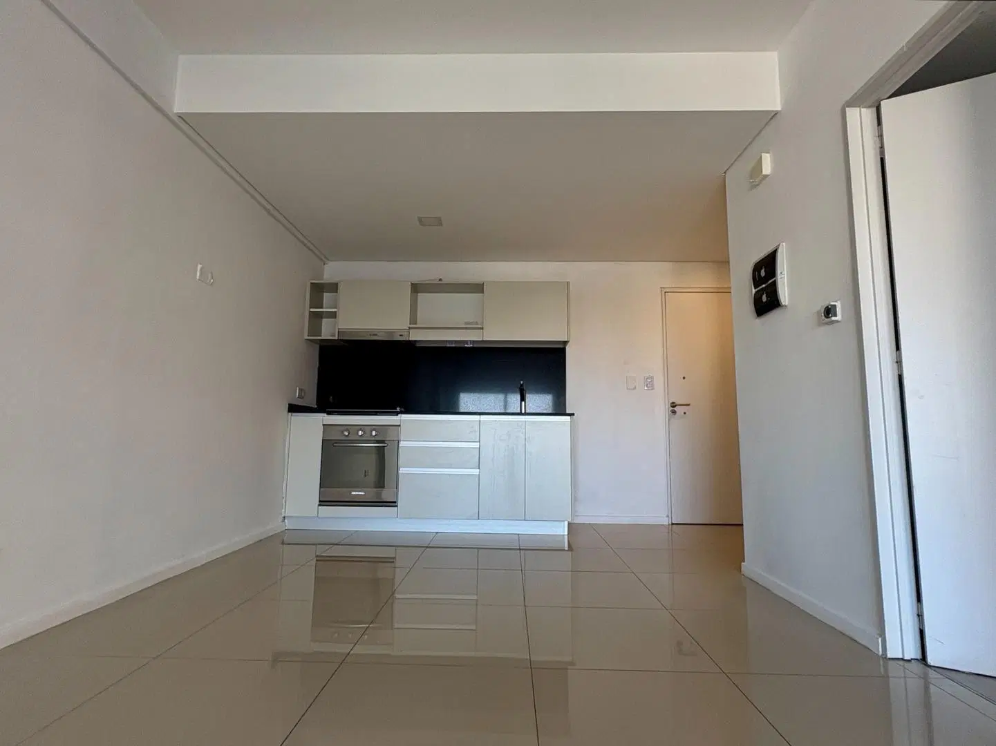 2 Ambientes - Cochera. Piso Alto. Muy Luminoso 2