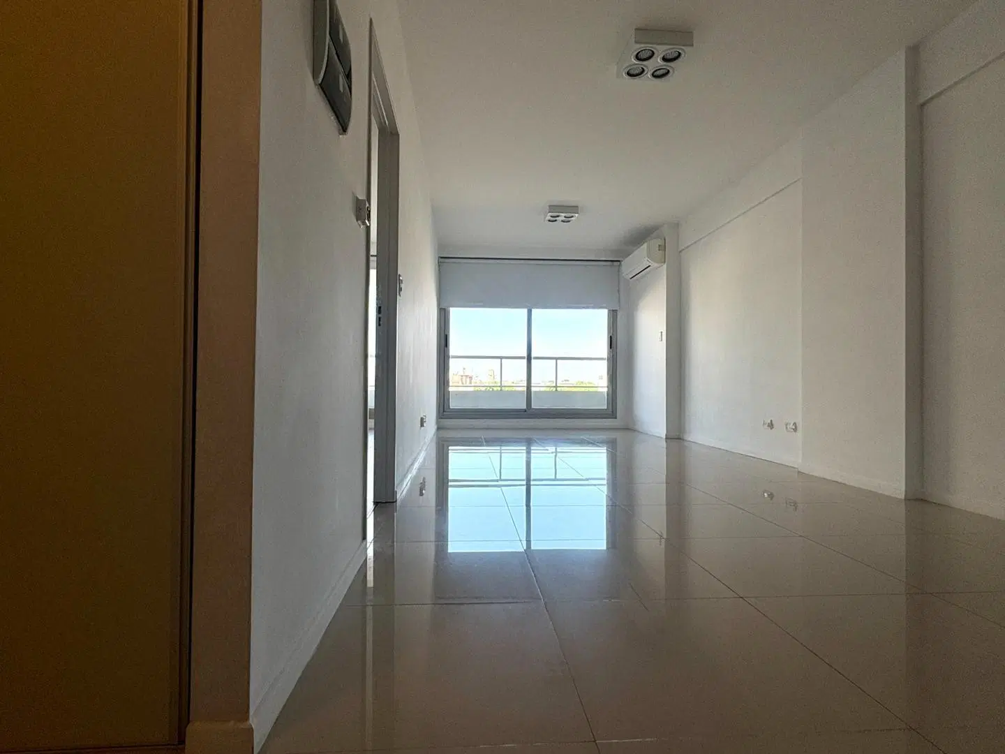 2 Ambientes - Cochera. Piso Alto. Muy Luminoso 4