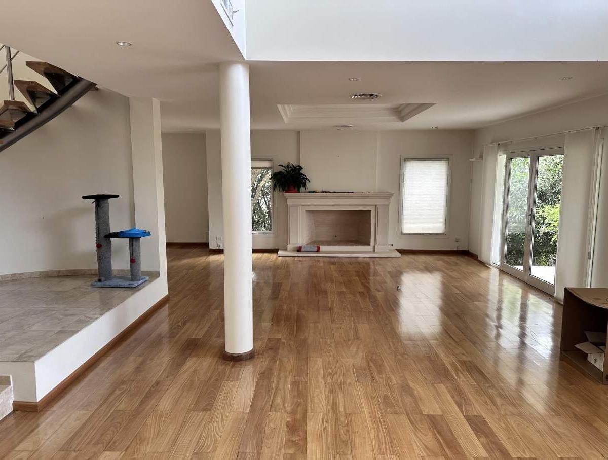 Casa de Categoría en Venta en El Bosque - Cuatro Dorm. 3
