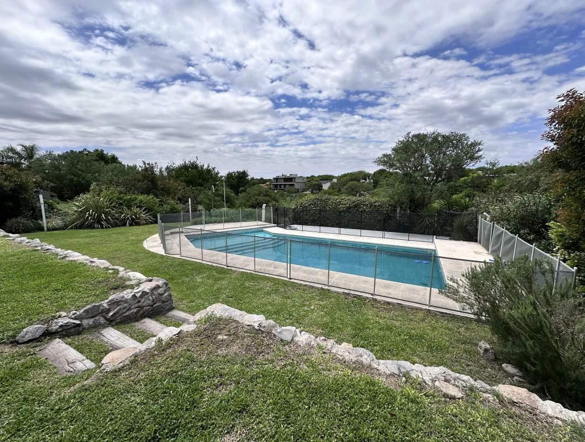 Casa de Categoría en Venta en El Bosque - Cuatro Dorm. 5