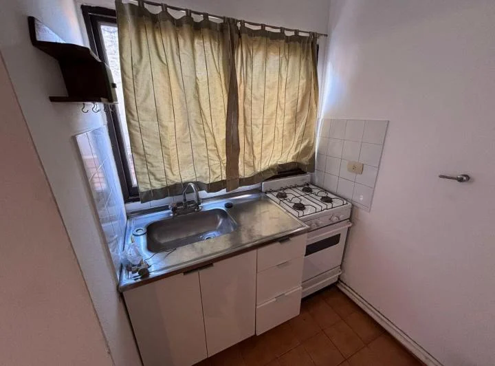 Monoambiente en el centro, con amplio balcon 4