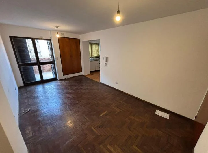 Monoambiente en el centro, con amplio balcon 2
