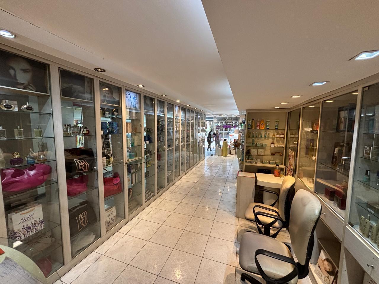 Foto de ALQUILER – Local comercial con amplia vidriera en pleno Centro de, imagen 4