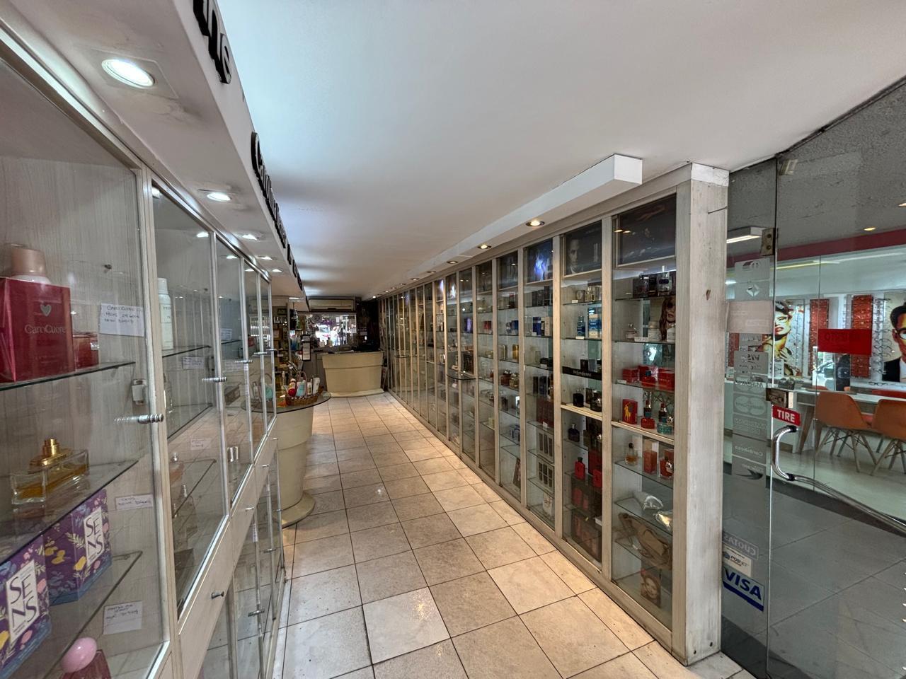 Foto de ALQUILER – Local comercial con amplia vidriera en pleno Centro de, imagen 3