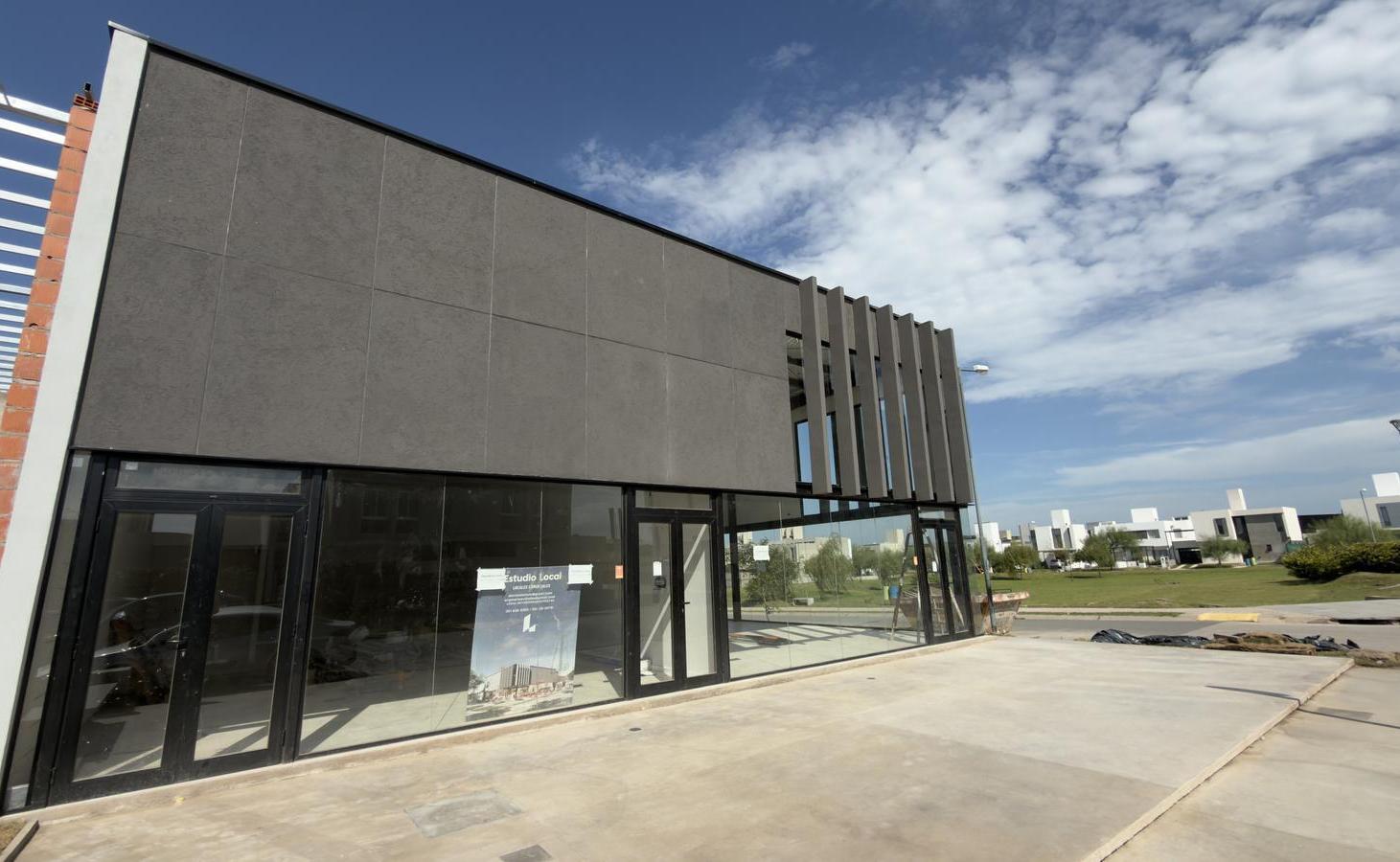ALQUILER – Locales comerciales con vidriera en esquina frente a espacio verde en Docta