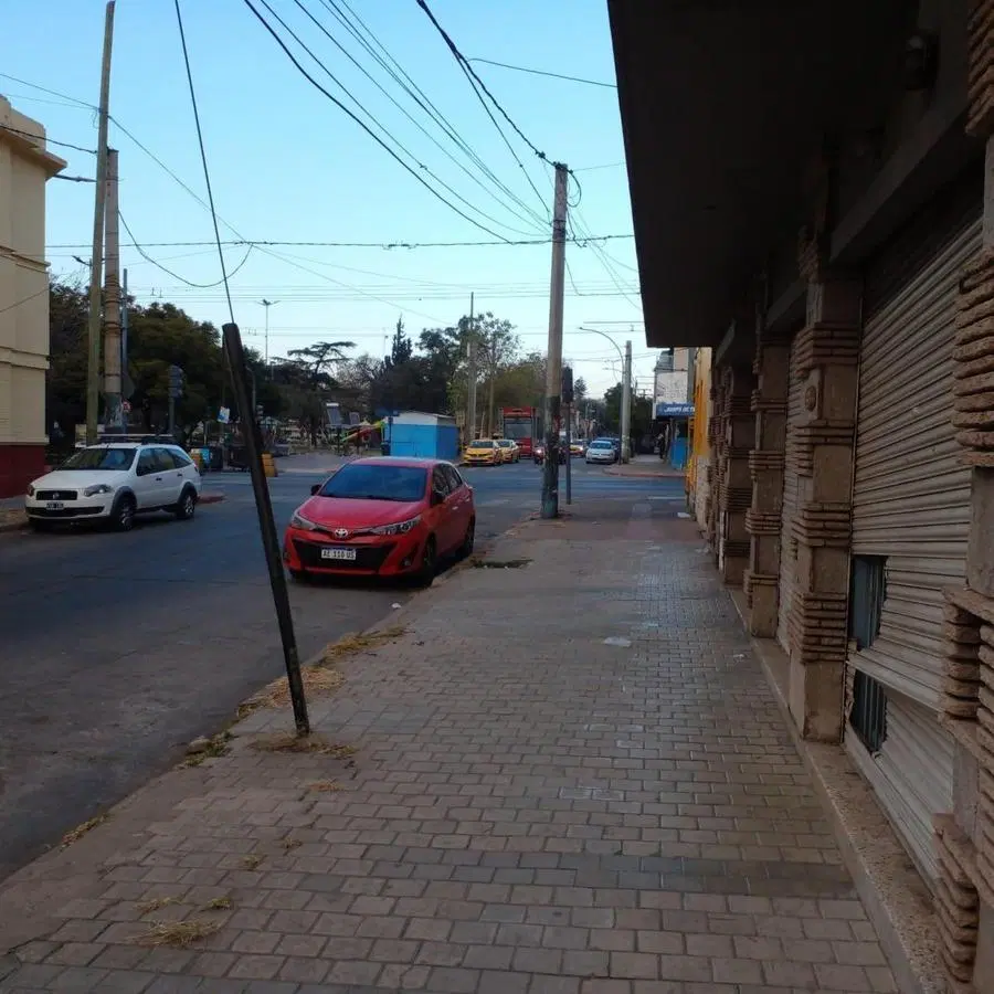ALQUILER – Oficina/Local comercial con 3 privados en Alberdi 2